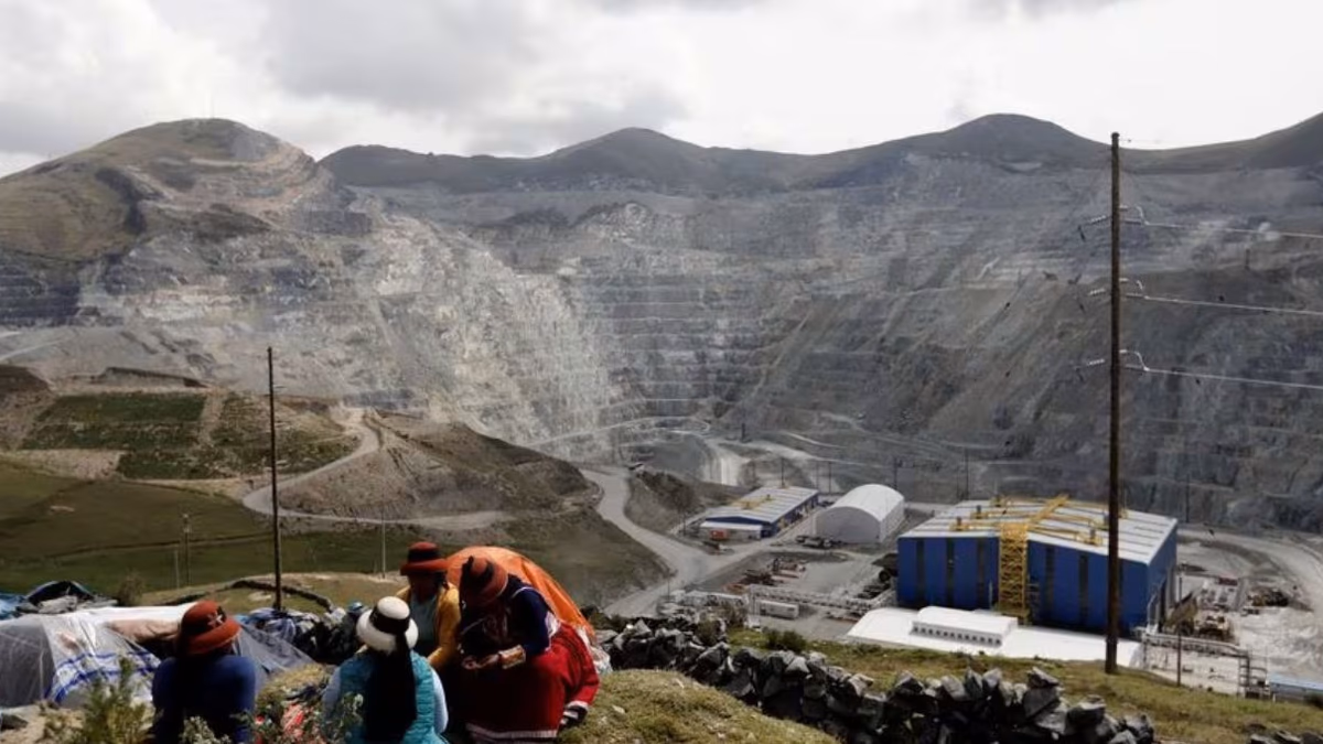 Trabajadores de mina Las Bambas en Perú inician huelga por tiempo indefinido