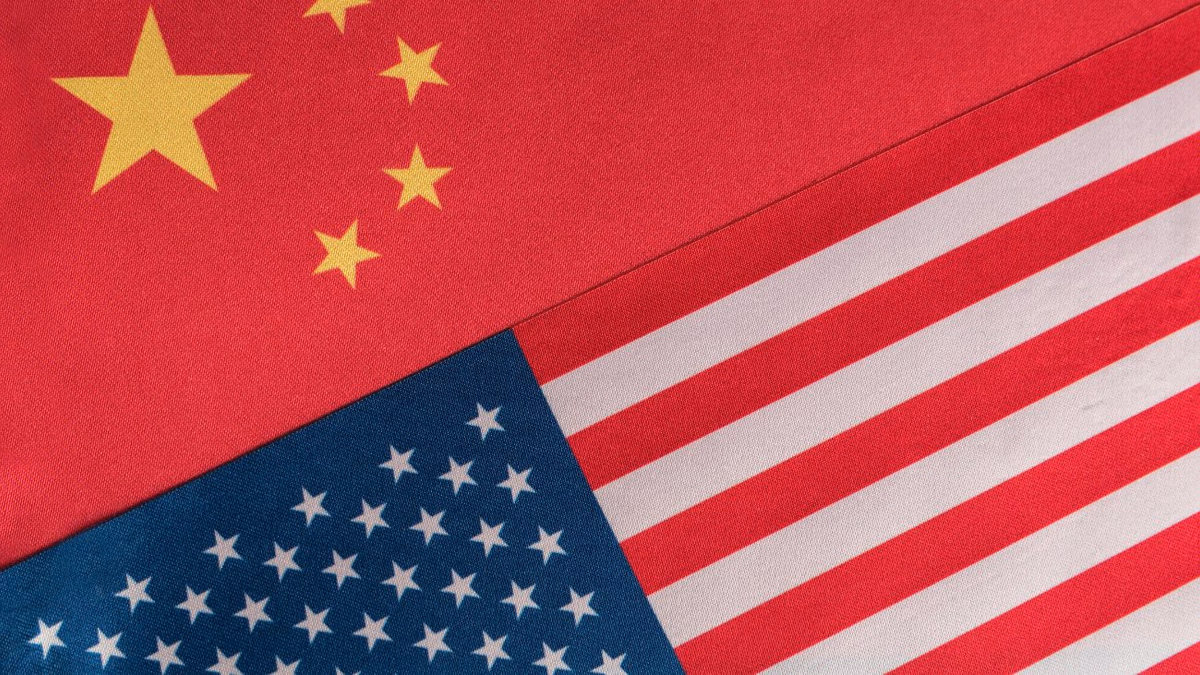 Trump Escala Tensión Comercial: Amenaza con Impuesto del 50% a Productos Chinos en Respuesta a Aranceles