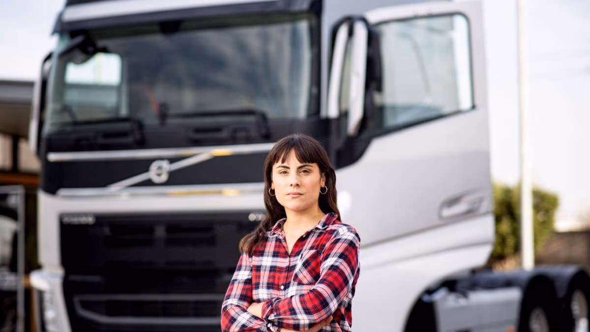 Volvo Chile capacitará gratuitamente a mujeres para la conducción de camiones pesados