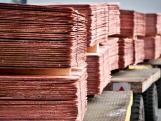 El cobre se desliza por los débiles datos económicos del principal consumidor de China