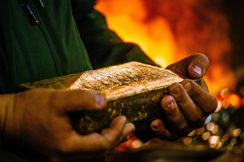 Precios oro caen ante avances en diálogo comercio