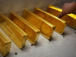 Oro opera estable ante avance de acciones por esperanzas comerciales; foco en la Fed
