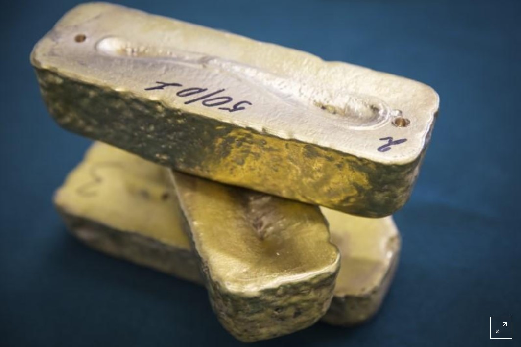 Oro cae por toma de beneficios, incertidumbres comerciales limitan pérdidas