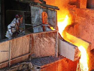 Cobre baja por señales de que guerra comercial impactará en crecimiento global