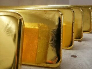 Oro cae por optimismo en acuerdo comercial que impulsa activos de riesgo