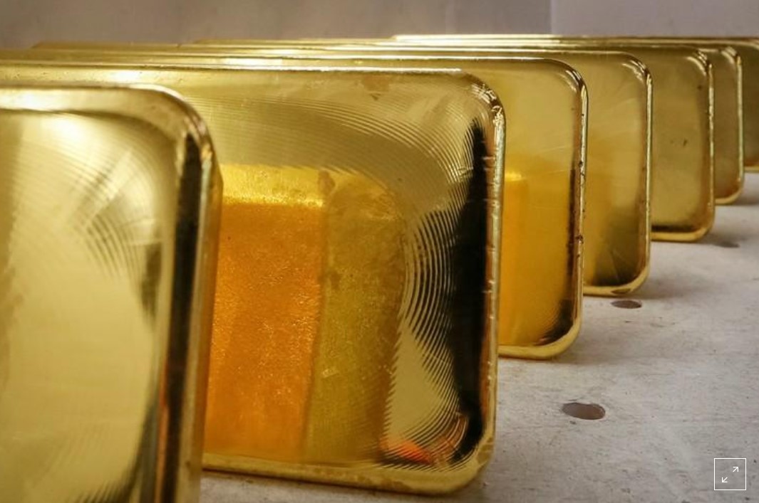 Oro cae por optimismo en acuerdo comercial que impulsa activos de riesgo