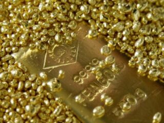 Oro se estabiliza por dudas sobre progreso en negociaciones comerciales EEUU-China