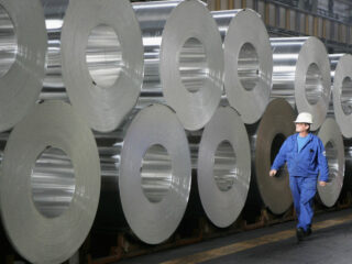 Aluminio extiende ganancias a máximo de seis semanas; cobre se afirma por comercio
