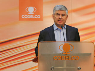 Excedentes de Codelco caen 57% hasta US$603 millones al tercer trimestre ante baja de precio del cobre