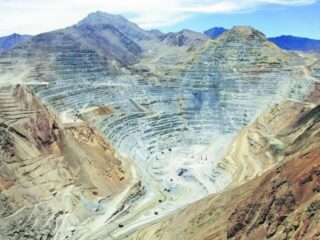 Minera de Luksic iniciará esta semana el trámite ambiental de su primer proyecto fuera de Chile