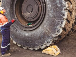 Anglo American inicia piloto en enero para reciclar neumáticos mineros