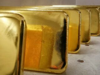 Oro cae por anuncio de China sobre aranceles, pero anotaría alza semanal
