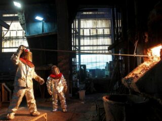 Cobre opera estable, atención puesta en comercio y demanda china