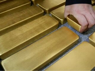Oro opera estable antes de noticias sobre la Fed y los aranceles de EEUU