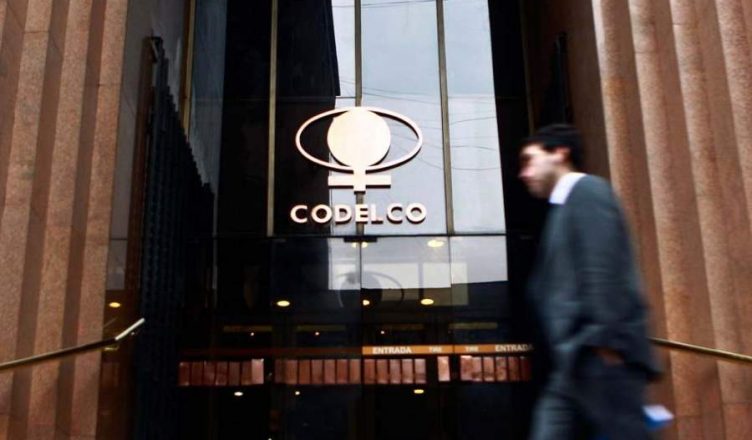 Máximos ejecutivos de Codelco se reúnen con Piñera y le presentan plan de inversiones de la estatal