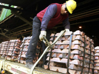 <b style="color: #c79a00;">Cobre </b> acumula desplome de más de 10% desde inicio del brote de coronavirus
