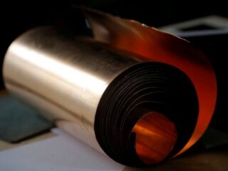 Cobre en la LME toca máximo de una semana por esperanzas de estímulo en China