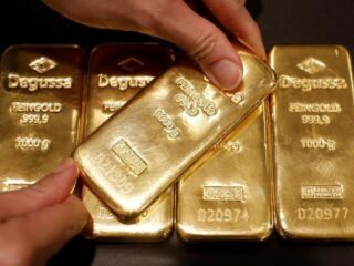 Oro retrocede ante avance de acciones