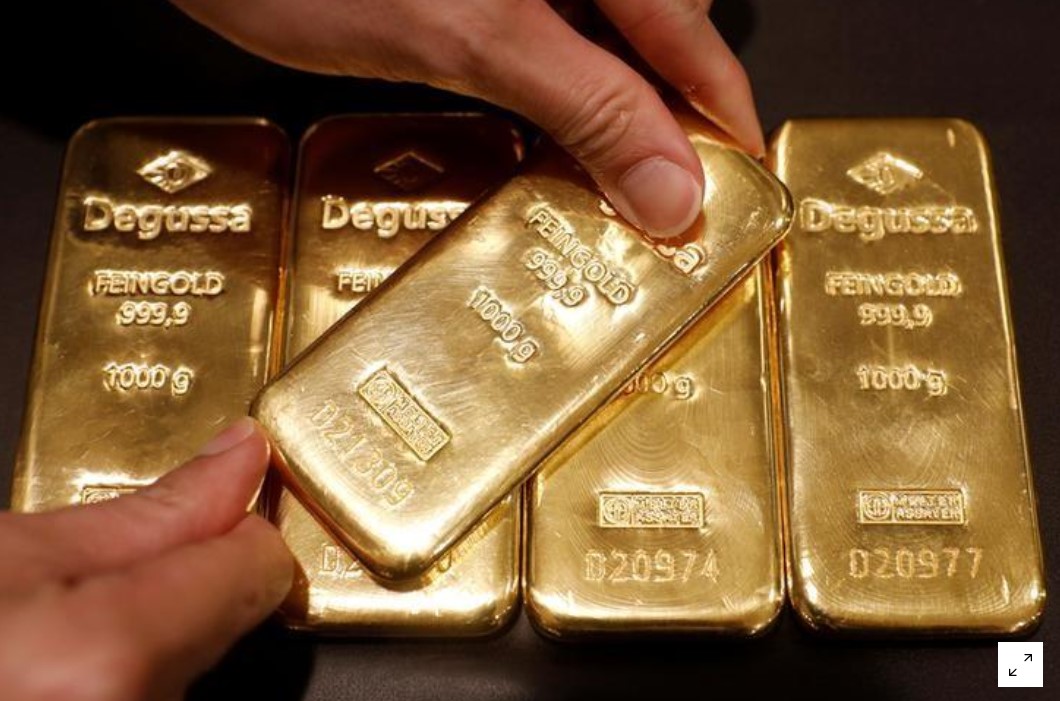 Oro retrocede ante avance de acciones