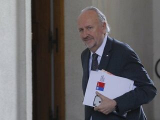 Ministro Prokurica y nueva Constitución: "un cambio importante en las reglas del juego podría generarnos un balazo en los pies"