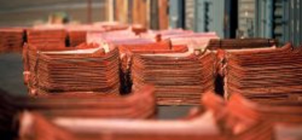 El cobre se estabiliza cerca de los mínimos de 4 años a medida que aumentan los cortes de suministro