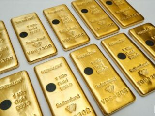 Oro cae 1% ante avance dólar pero cerraría trimestre con ganancias