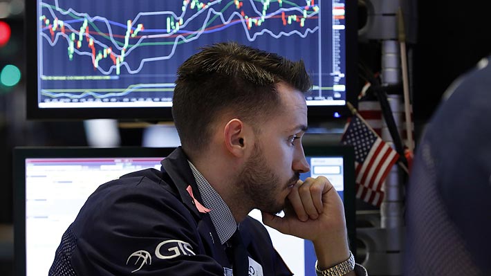 «Lunes negro»: Cobre cierra en su peor nivel en más de dos años y medio y Bolsa de Santiago se contagia del desplome global