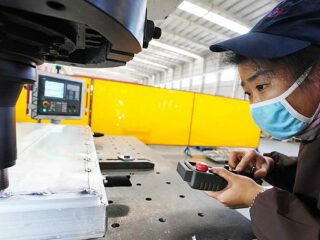Producción industrial de China cae 13,5% en los primeros dos meses de 2020 y anota su mayor descenso en 30 años