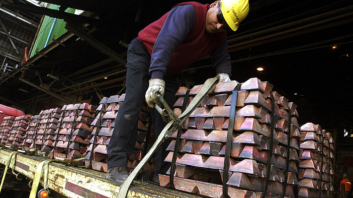 Cobre anotó fuerte alza este viernes y atenuó desplome semanal que fue de 12%