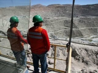 Trabajadores de Codelco y Escondida amenazan con eventual suspensión de faenas si no hay "protocolo" claro para evitar contagios por coronavirus