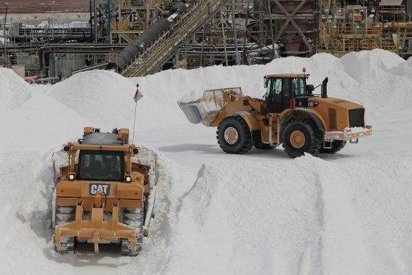 Oro Blanco registra fuerte caída en la bolsa tras anuncio de aumento de capital de las cascadas de SQM