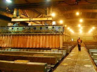 Cobre sube por signos de mayor actividad en China, pero el dólar escala $ 12