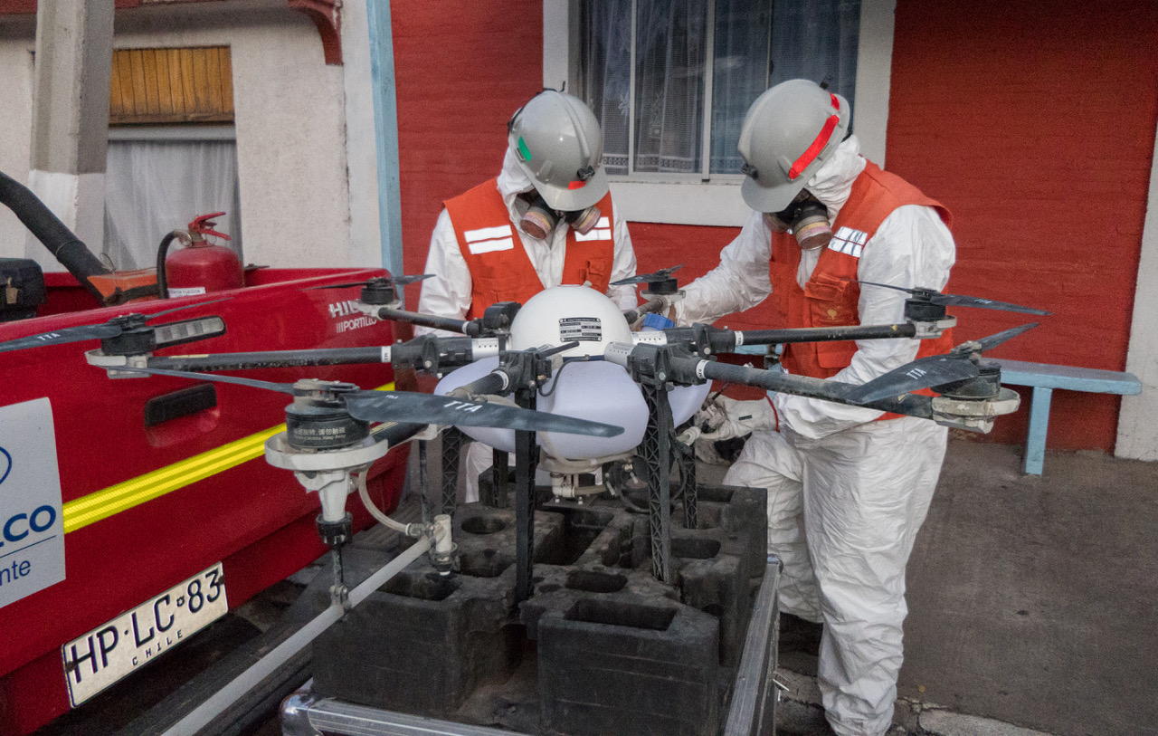 El Teniente extiende a Olivar su plan de acción contra el coronavirus con dron fumigador.