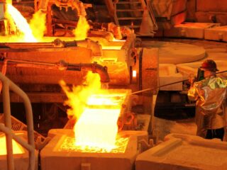 Reducciones en planes de producción de grandes mineras le dan un respiro al precio del cobre