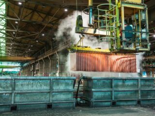 Gran minería opera con una baja de 35% en sus dotaciones y advierte impacto en producción