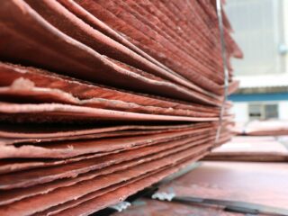 Cobre y otros insumos industriales caen ante amenazas de Trump y datos sombríos