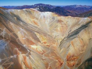 Barrick aplaza línea eléctrica que unirá Chile con Argentina por Covid-19