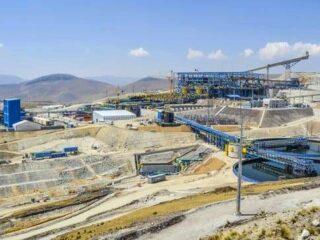 Perú anuncia reapertura gradual de la minería y otros sectores a partir de mayo