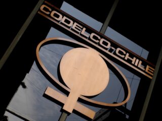 Revelan millonarios aportes de Codelco para asesorías a sindicatos