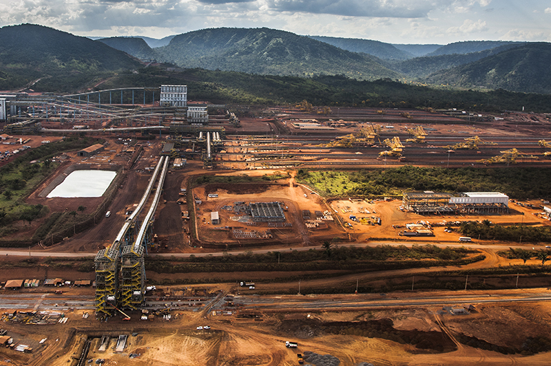 Futuros del hierro superan los US$ 100 tras paralización de mina brasileña por Covid-19