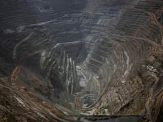 Bloomberg: Restricciones en minas de Chile para contener contagios ponen en duda producción futura de cobre