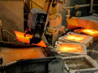 Cobre cae a mínimo 3 semanas ante alza del dólar y temor por demanda