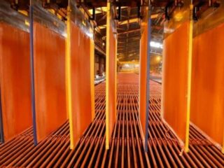 Cochilco aplica fuerte alza al precio promedio del cobre para este año