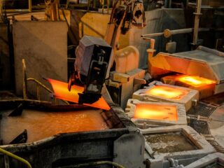 Cobre mantiene caída en Londres pero datos chinos impulsan cotización de futuros