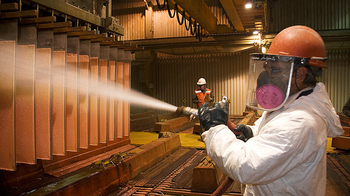 Cobre sube con fuerza, cierra por sobre los US$3 y registra un máximo en más de dos años