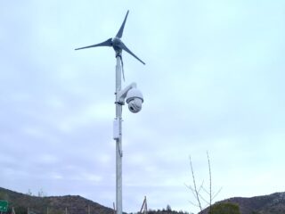 Aerogeneradores llevan energía a zonas de difícil acceso de El Teniente.