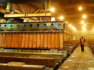 Cobre alcanza máximo en más de dos años y dólar cotiza por debajo de los $770