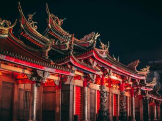 China planea aumentar reservas de materias primas como el cobre y el petróleo