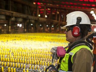 Cobre vuelve a nuevos máximos de casi siete años ante fuerte baja de los inventarios a nivel mundial