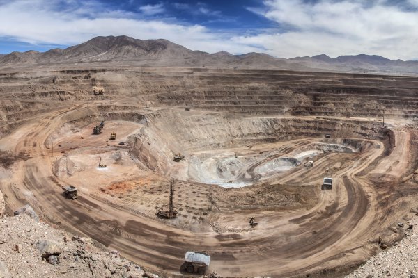 Nuevo contrato internacional de futuros del cobre de China cae en su debut